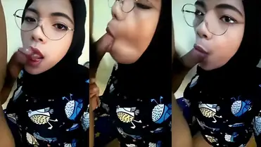 Bokep Indo Hijab Kacamata Servis Batang Pria poster