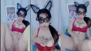 Cewek Toge Goyang Hot Sambil Colmek Mendesah poster