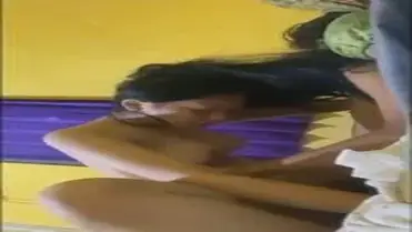 Gadis Cantik Pasrah Goyang Atas Kasur Crot poster
