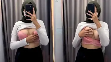 Hijaber Bocil Pamer Toket Mulus Depan Kamera poster