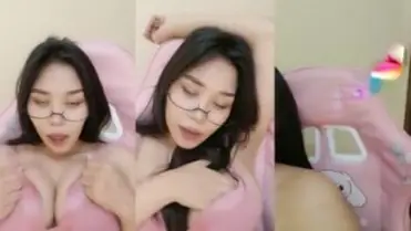 Kak Ezaaa Berkacamata Remas Toket Live poster