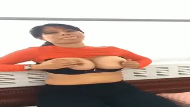 Siskaeee Pamer Payudara Di Kereta Gantung Viral poster