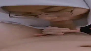 Siswi Jilbab Putih Kacamata Sedot Batang Pacar Liar poster