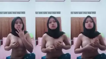 Tante Istri Cantik Pasrah Goyang Kasur Hot poster